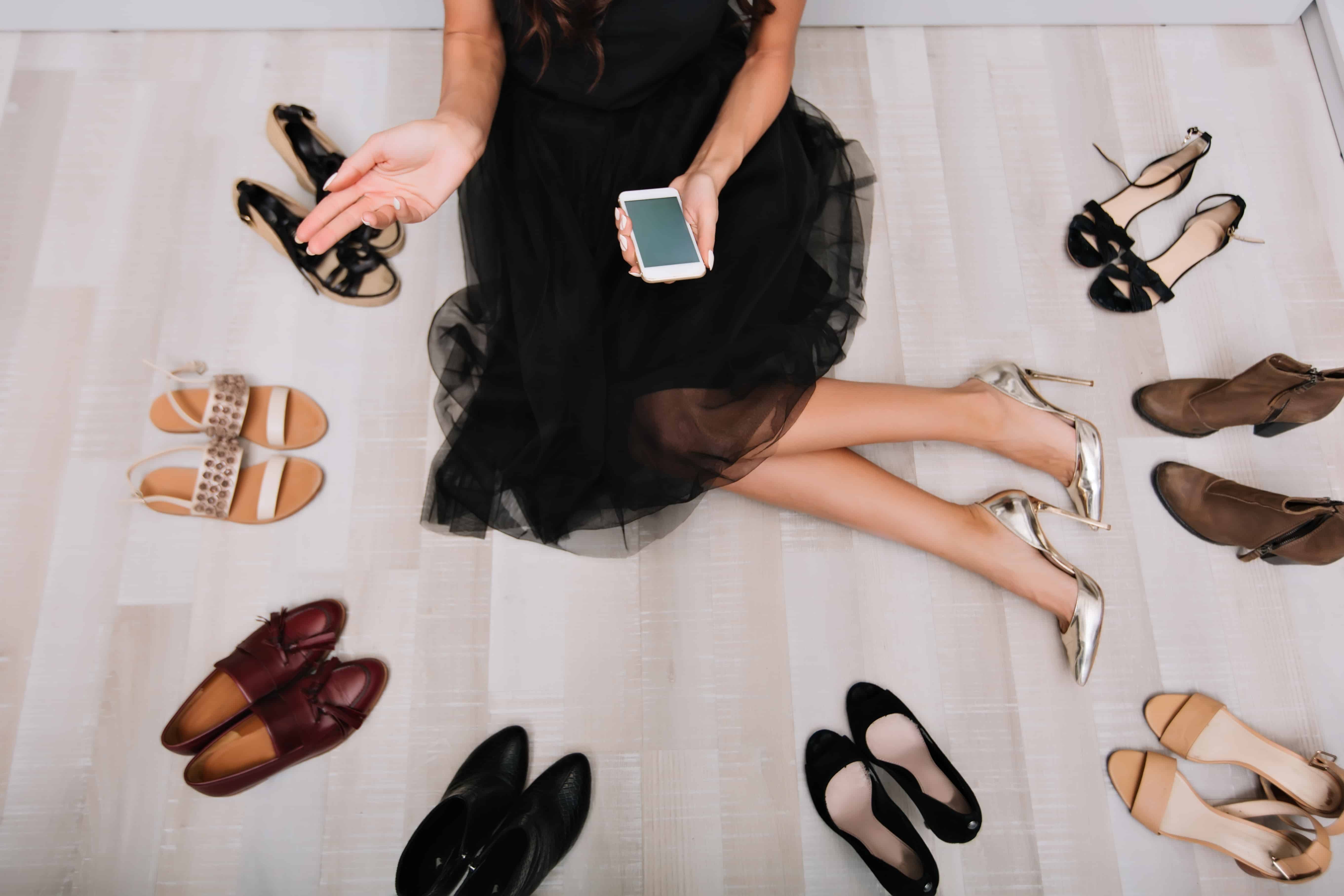 1. Cu ce pantofi se asorteaza o rochie neagra - cu ce incaltaminte asortam corect rochia neagra, in functie de lungime, stil si material- femeie inconjurata de multi pantofi-min